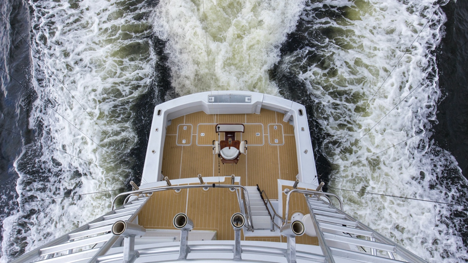 1999 Hatteras 60 Enclosed Bridge Better Days Tower Helm (3)