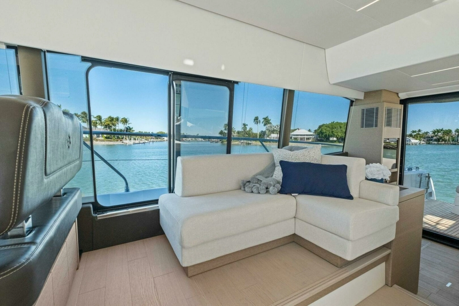 2022 Prestige 520 Flybridge