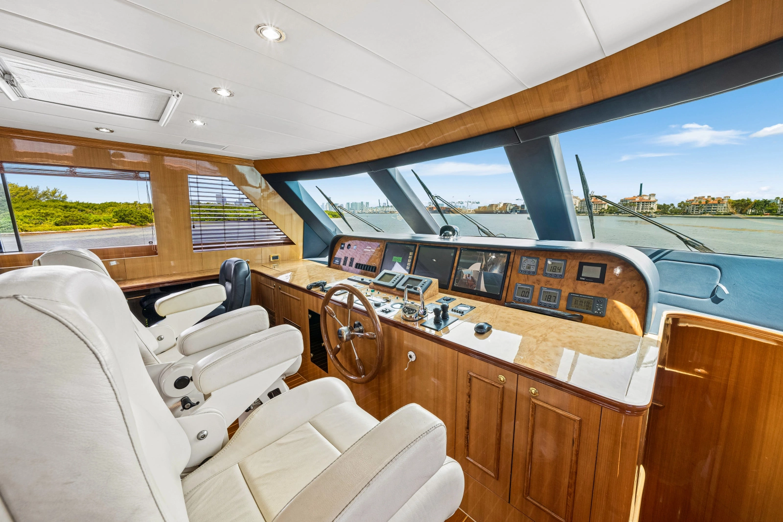 2006 Horizon 82 Skylounge