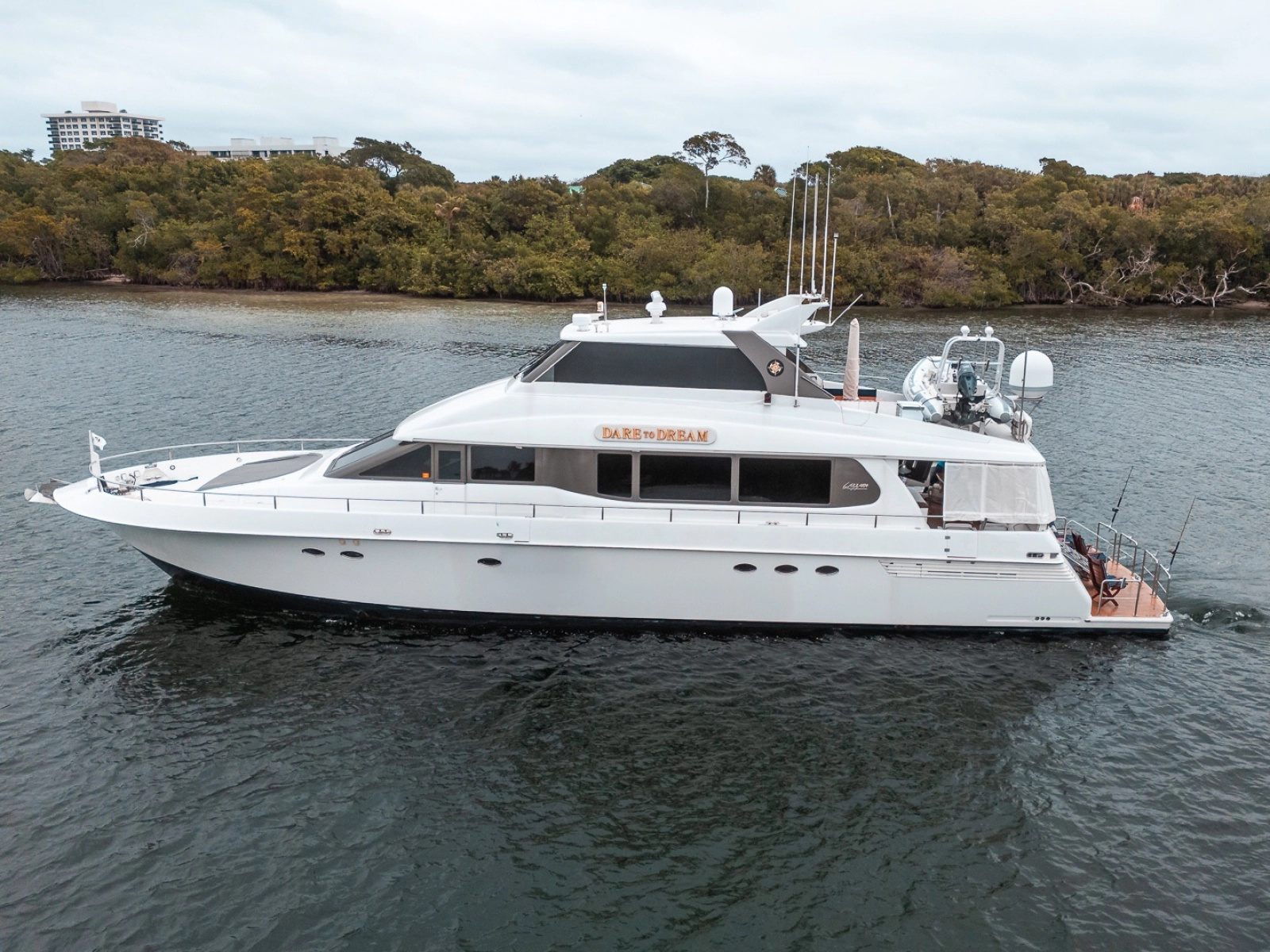 2000 Lazzara Yachts Skylounge