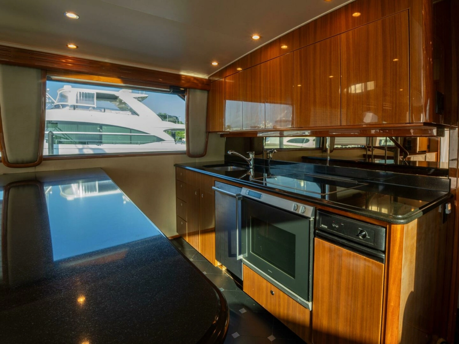 Viking 74 STREAM RUNNER- Galley