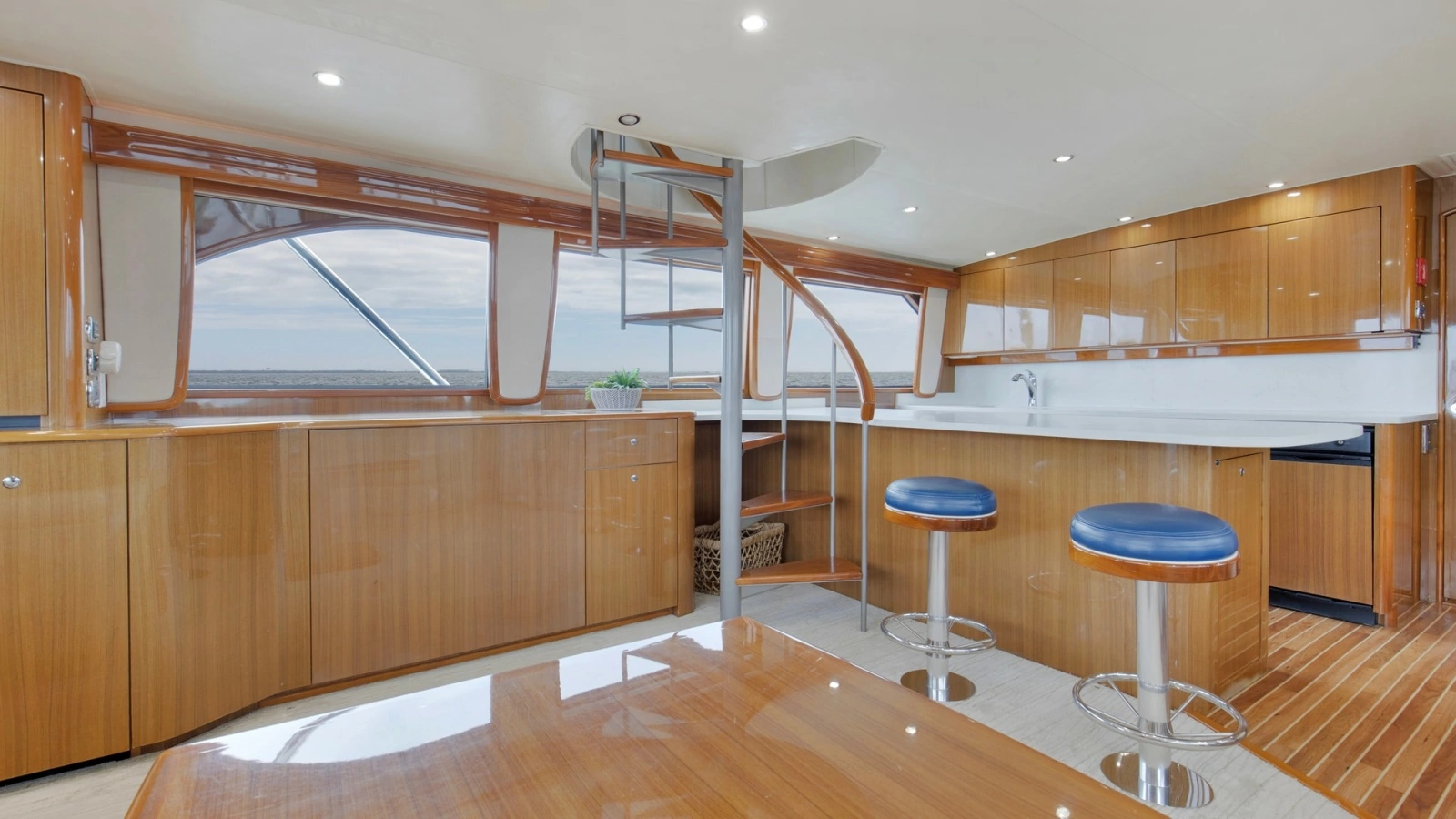 2007 74 Viking Enclosed Bridge Never Settle Salon (2)