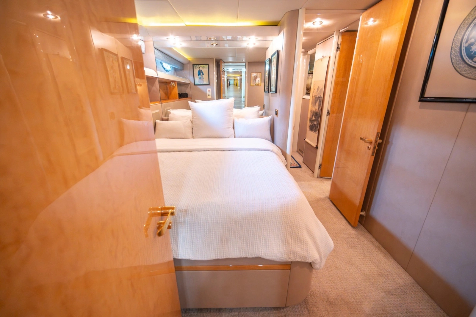2000 Lazzara Yachts Skylounge