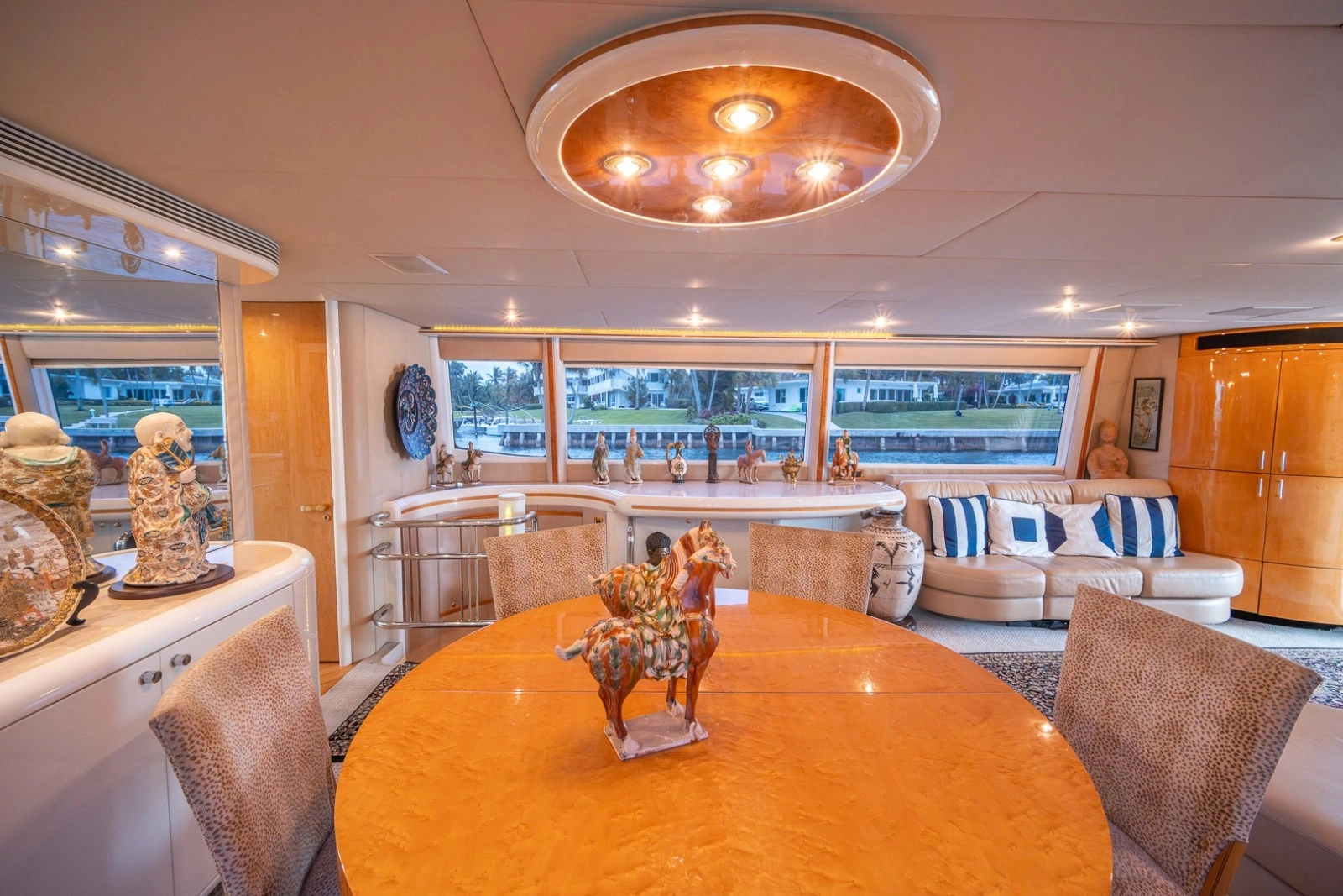2000 Lazzara Yachts Skylounge