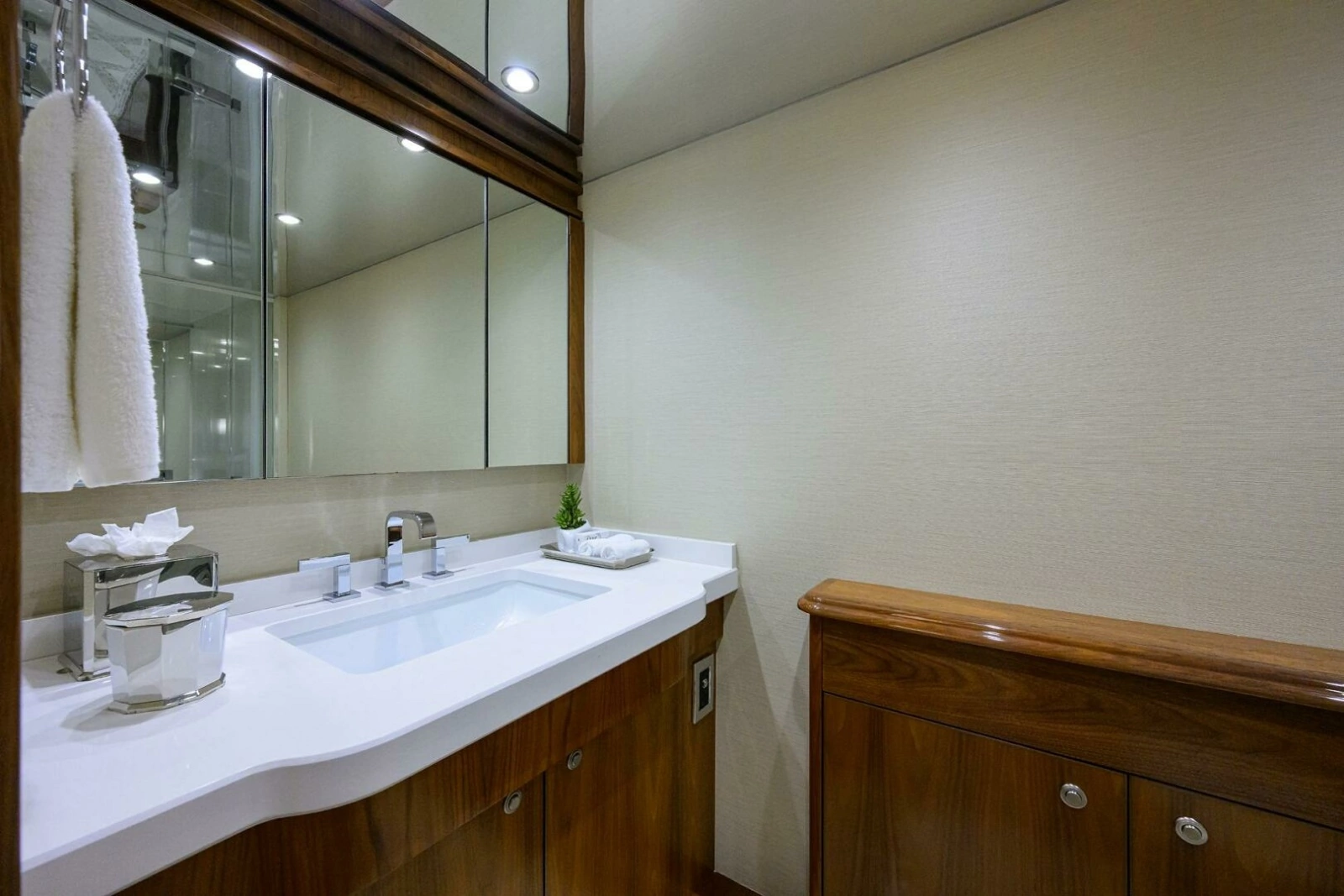 Viking  92 SPECULATOR - Master Stateroom Ensuite Head