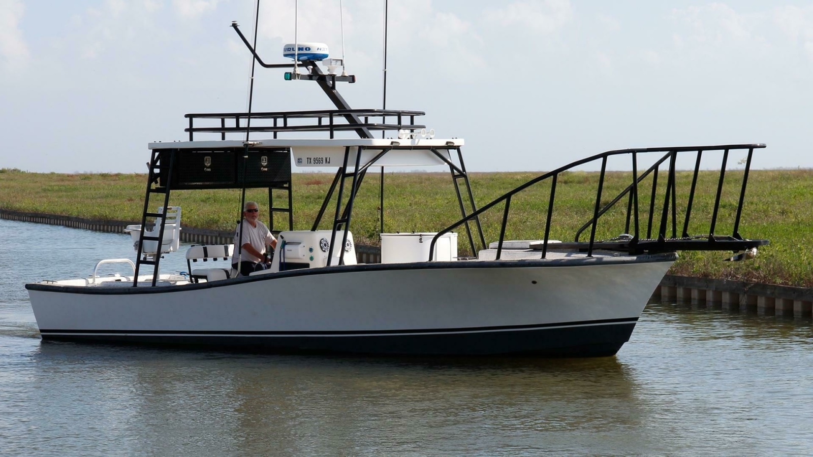 31' 1997 Custom 31 Center Console