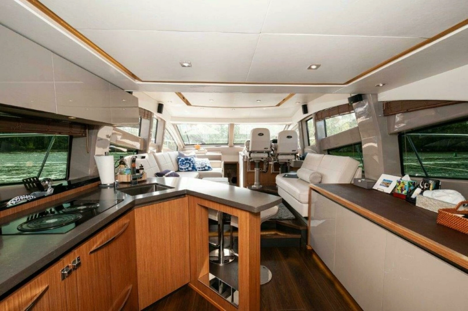 2018 Sea Ray L550 Flybridge-Salon 4