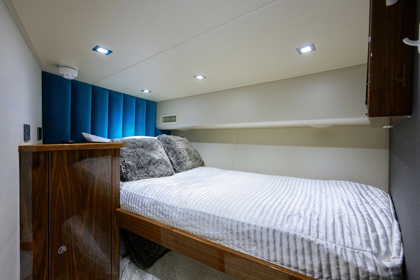 Viking 80 MERCEDES - Forward Starboard Guest Stateroom