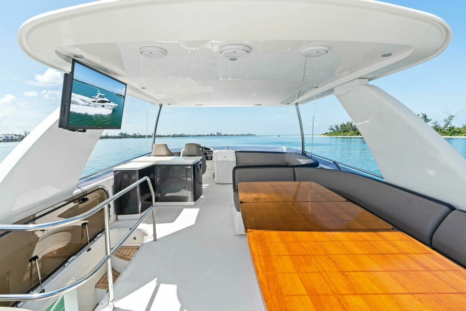 2015 Princess F60 - Flybridge Salon