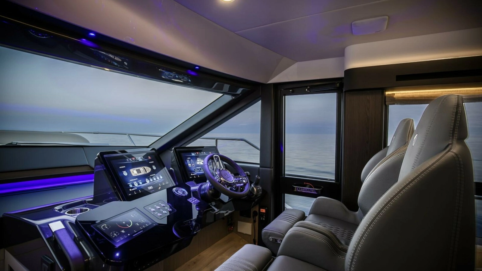 2026 52 Absolute Fly - Helm