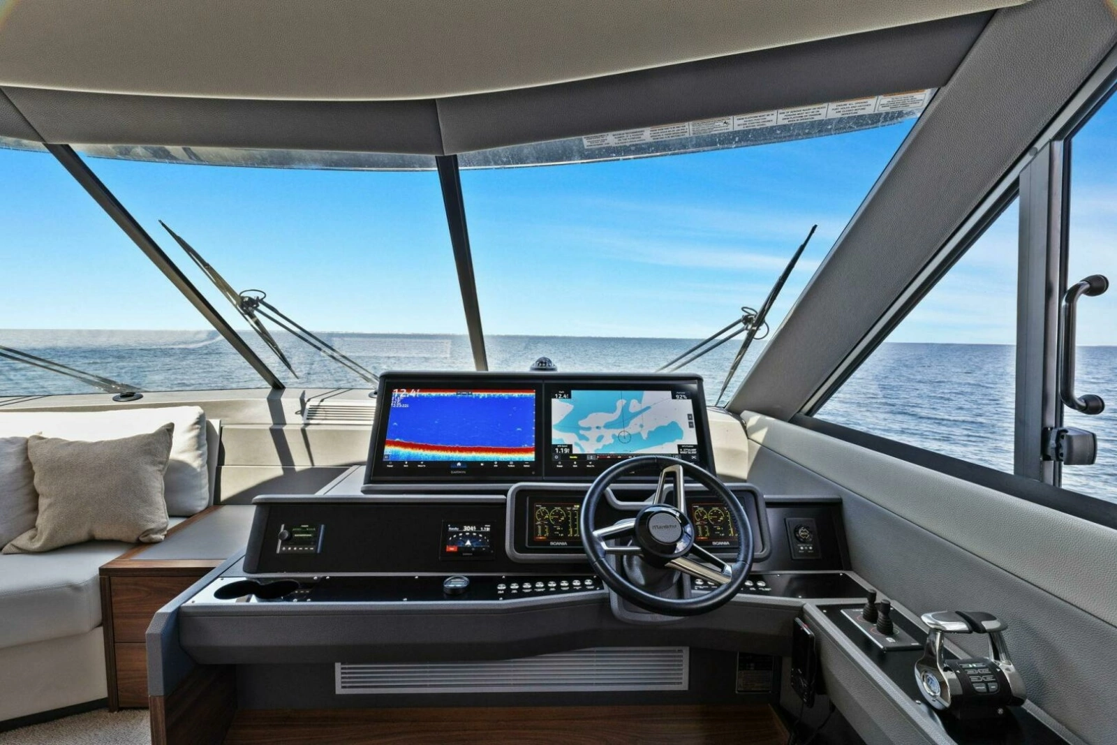 2025 Maritimo M600 - Helm