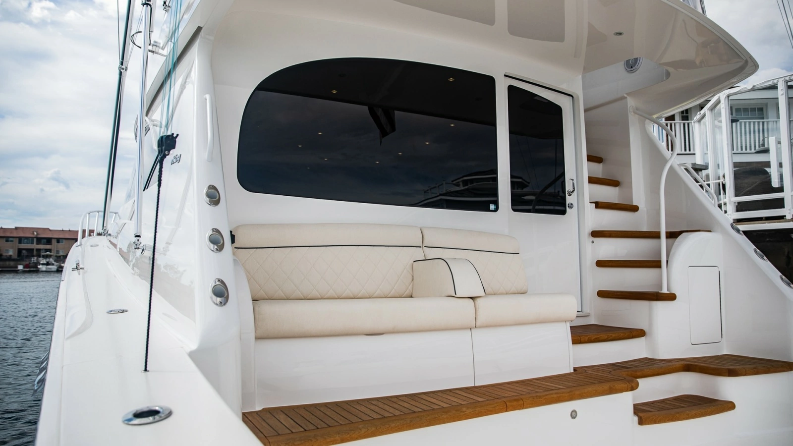 Aft Deck with Built-in Seating