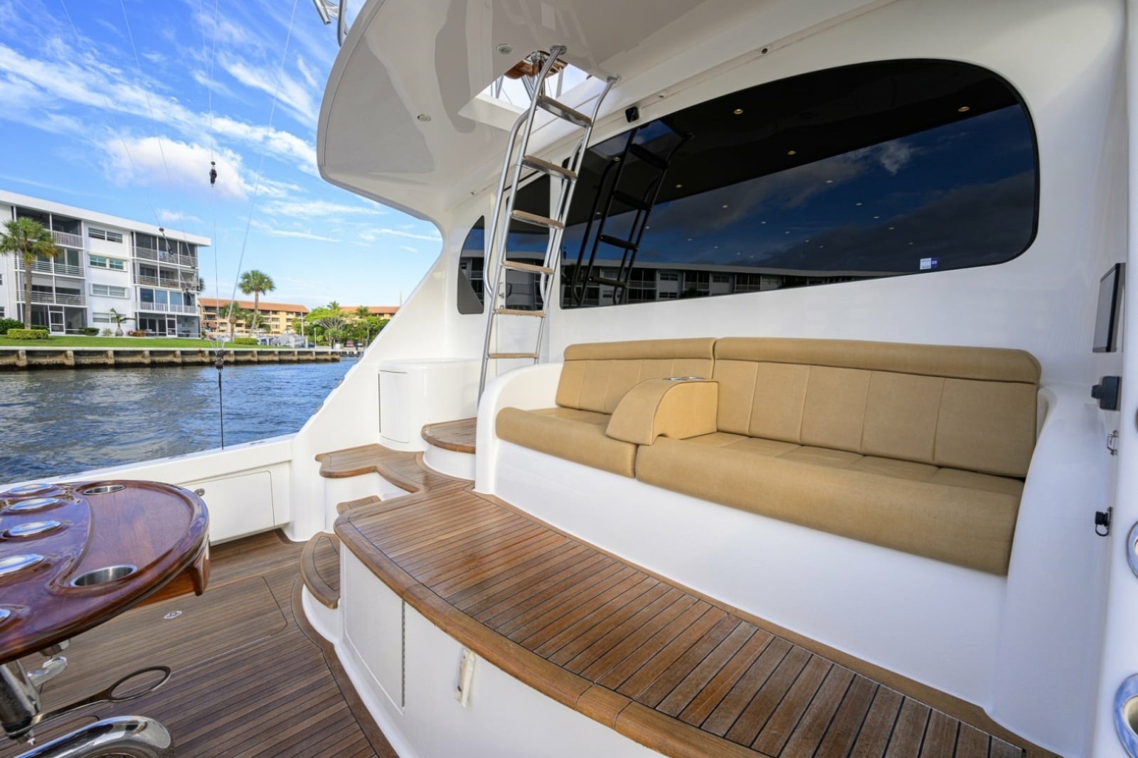 Viking 70 DESPERADO - Cockpit