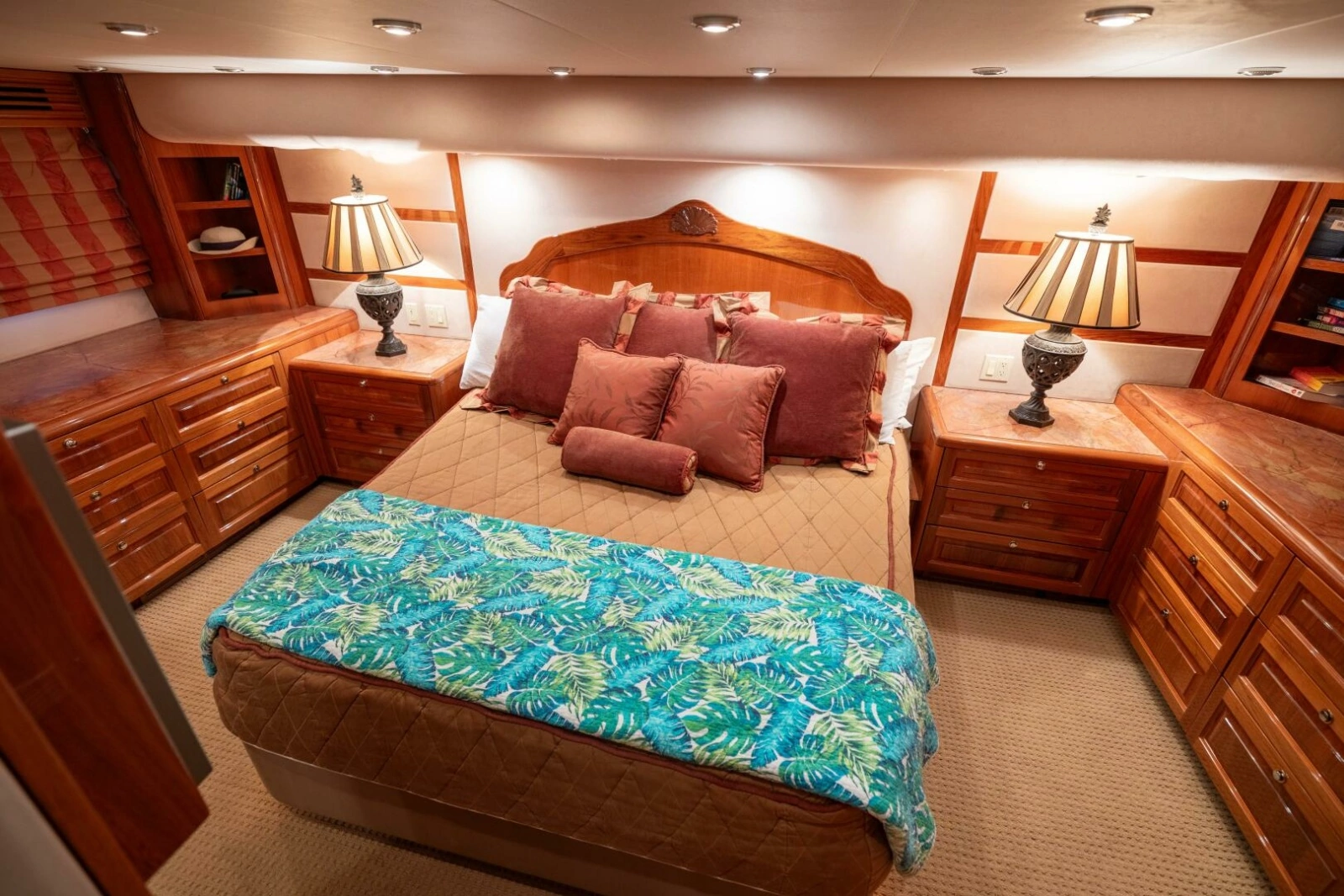 2005 Hatteras 68 Convertible photo 3