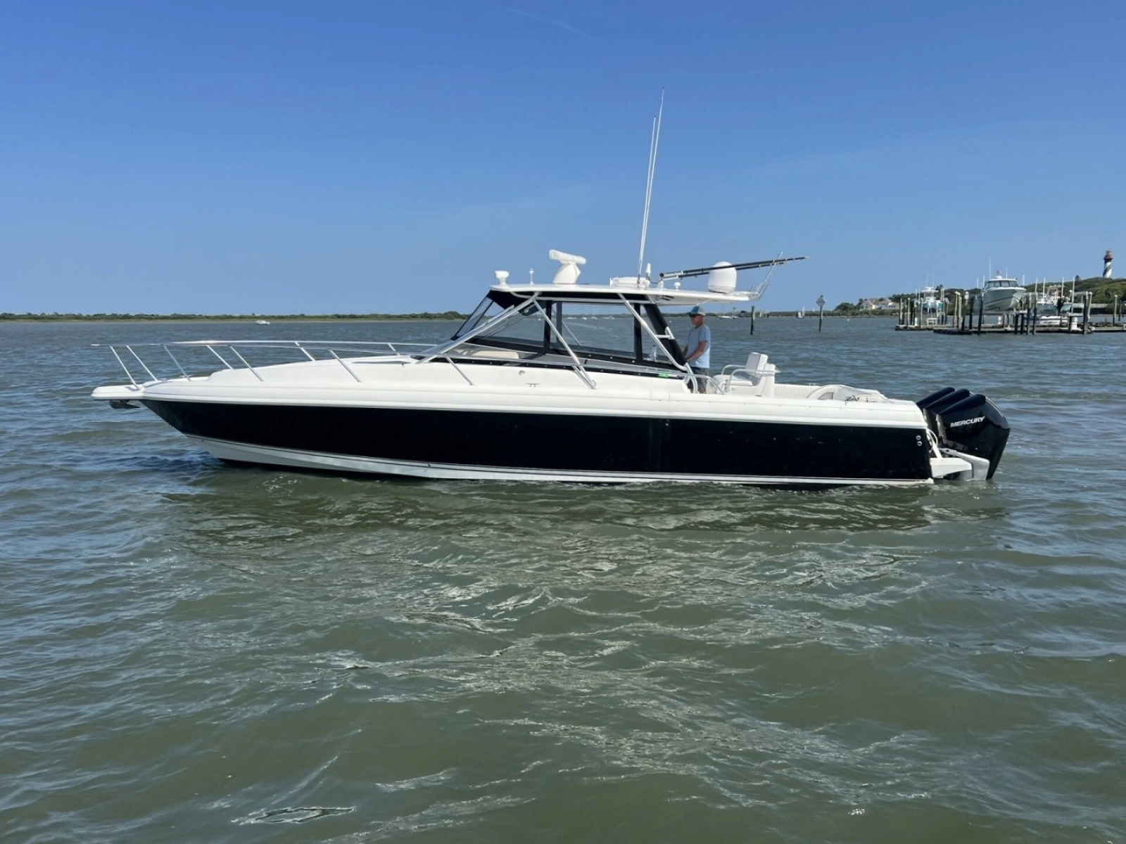 Intrepid 37 FINSURE - Exterior