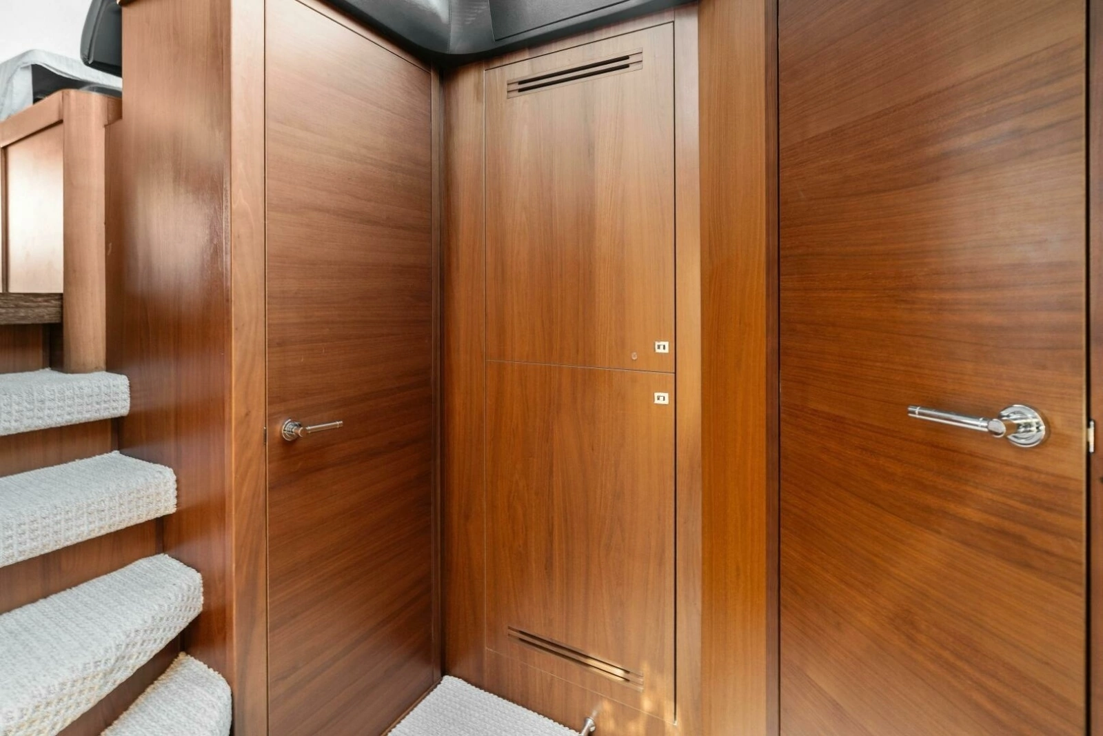 2015 Princess F60 - Stairway