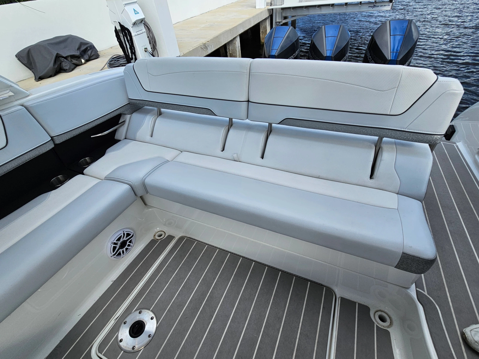 2023 Formula 350 Crossover Bowrider