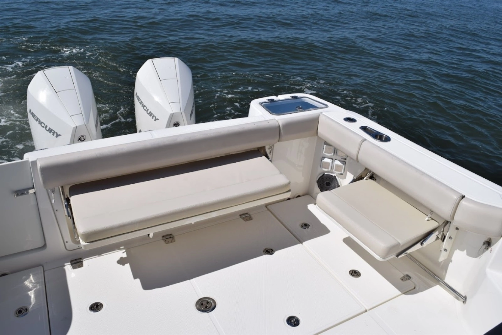 Boston Whaler 32 - SIP N SEA - Cockpit