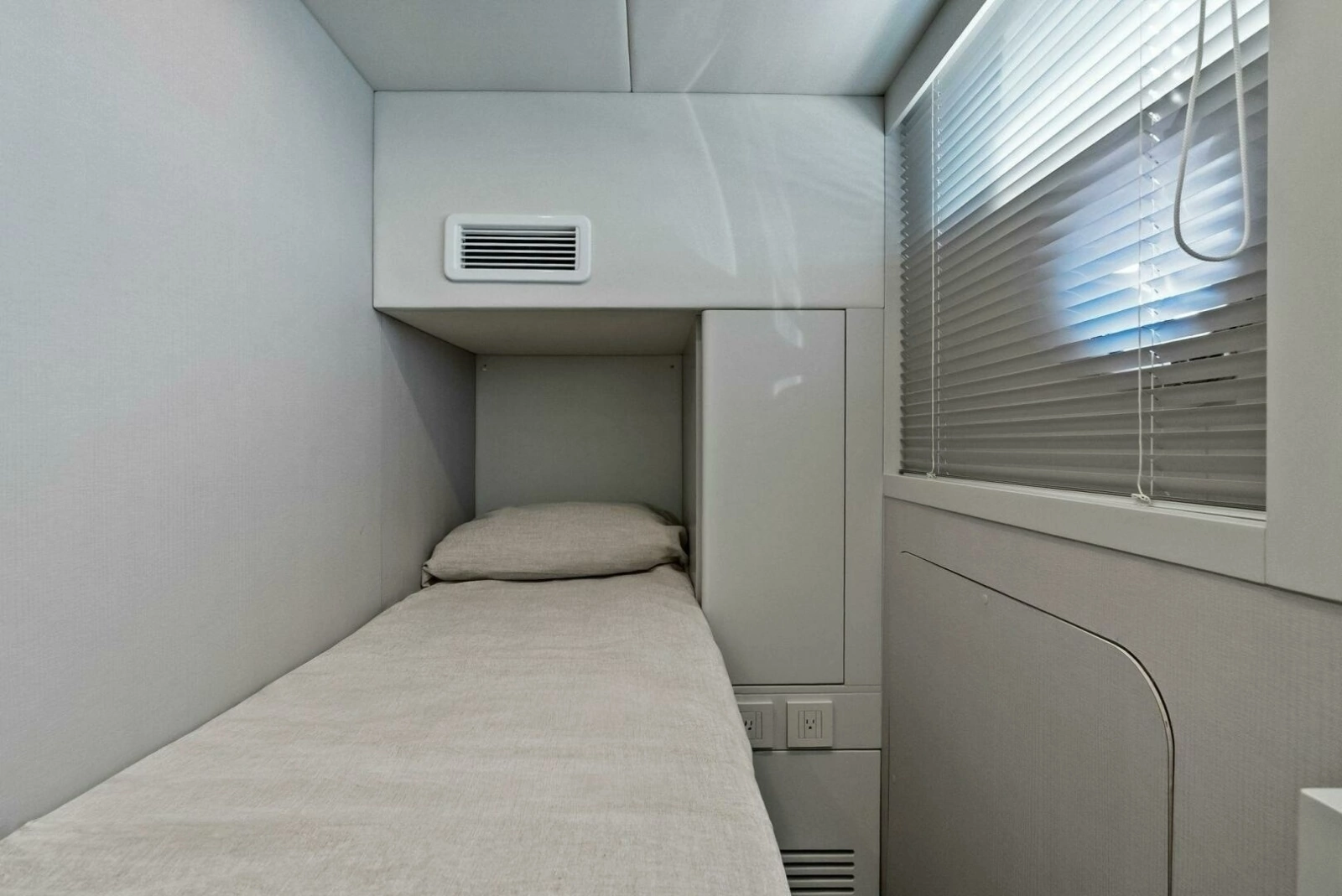2026 Absolute 70 Navetta - Head