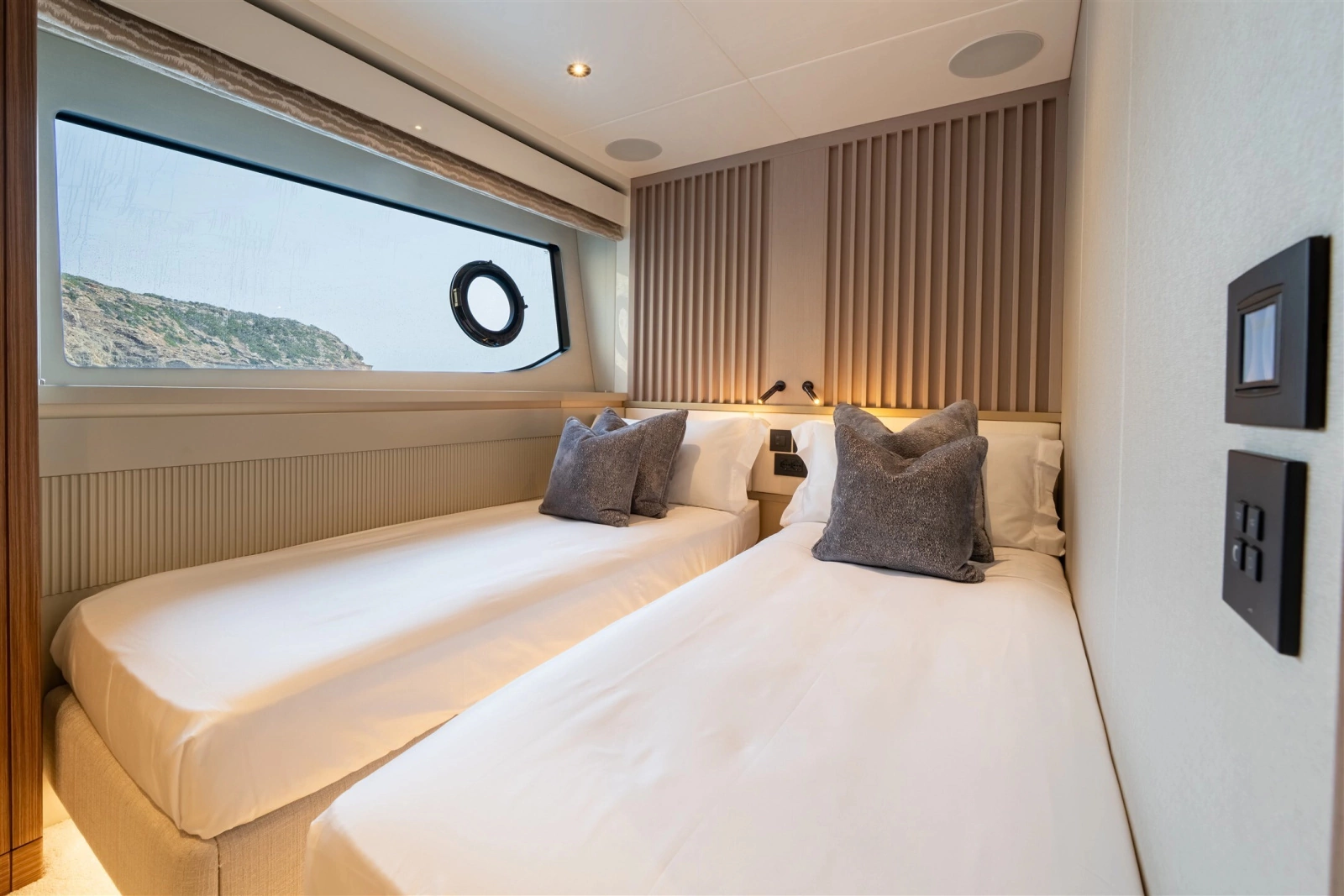 82 OCEAN ENCLOSED 82ft Sunseeker Yacht For Sale