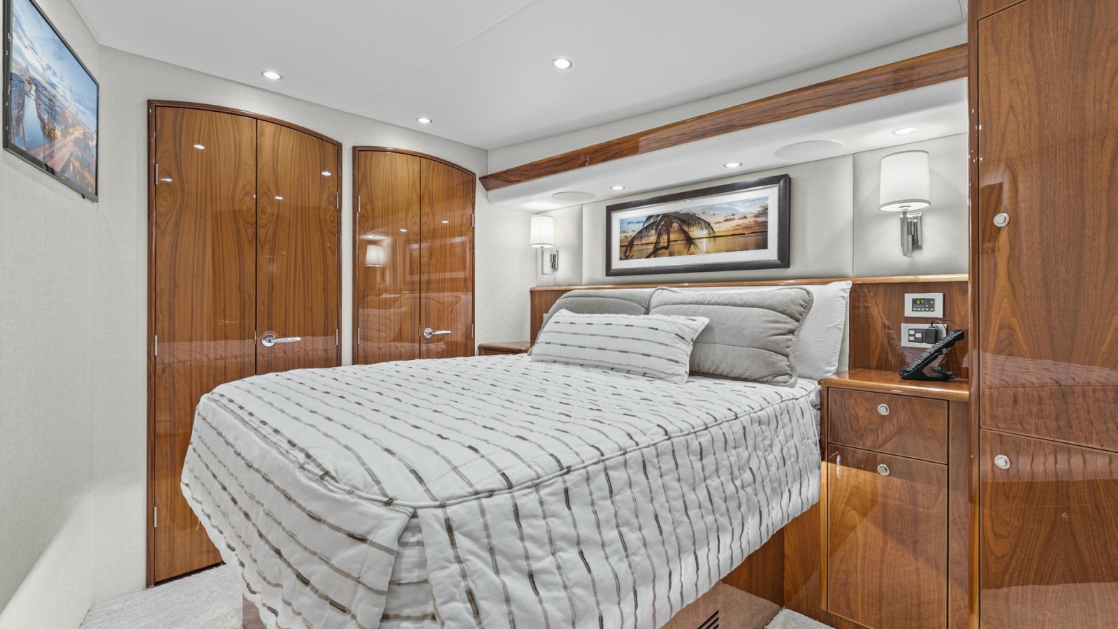 2022 Viking Convertible Cole Play Master Stateroom (2)
