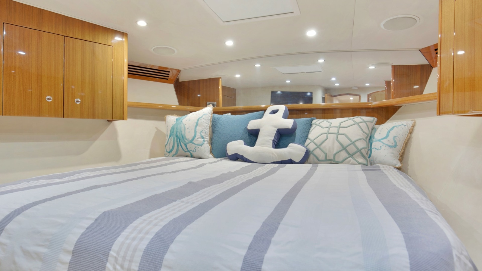 74' 2007 Viking 74 Enclosed Bridge