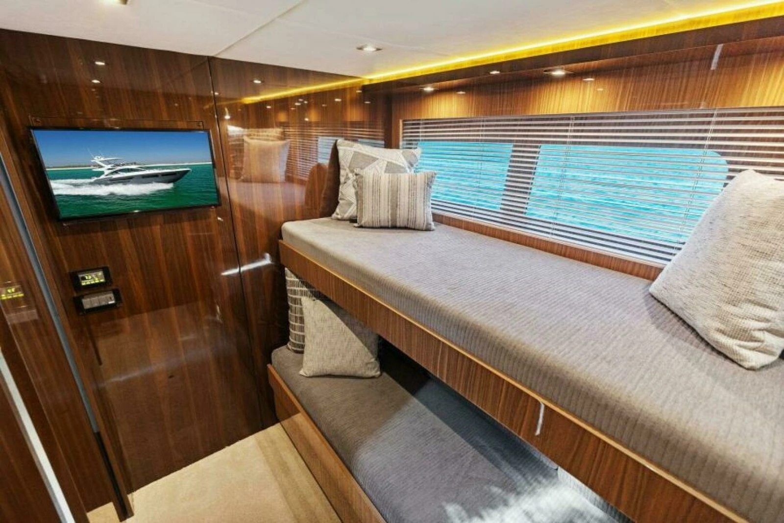 2023 Cruisers Yachts 60 Cantius Fly- Guest Stateroom