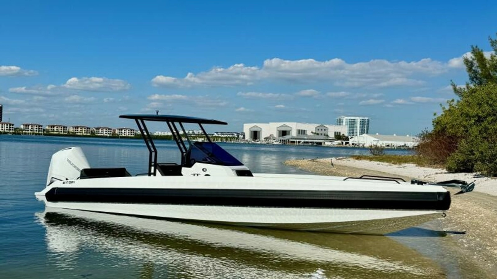 2024 Iron 27 Center Console
