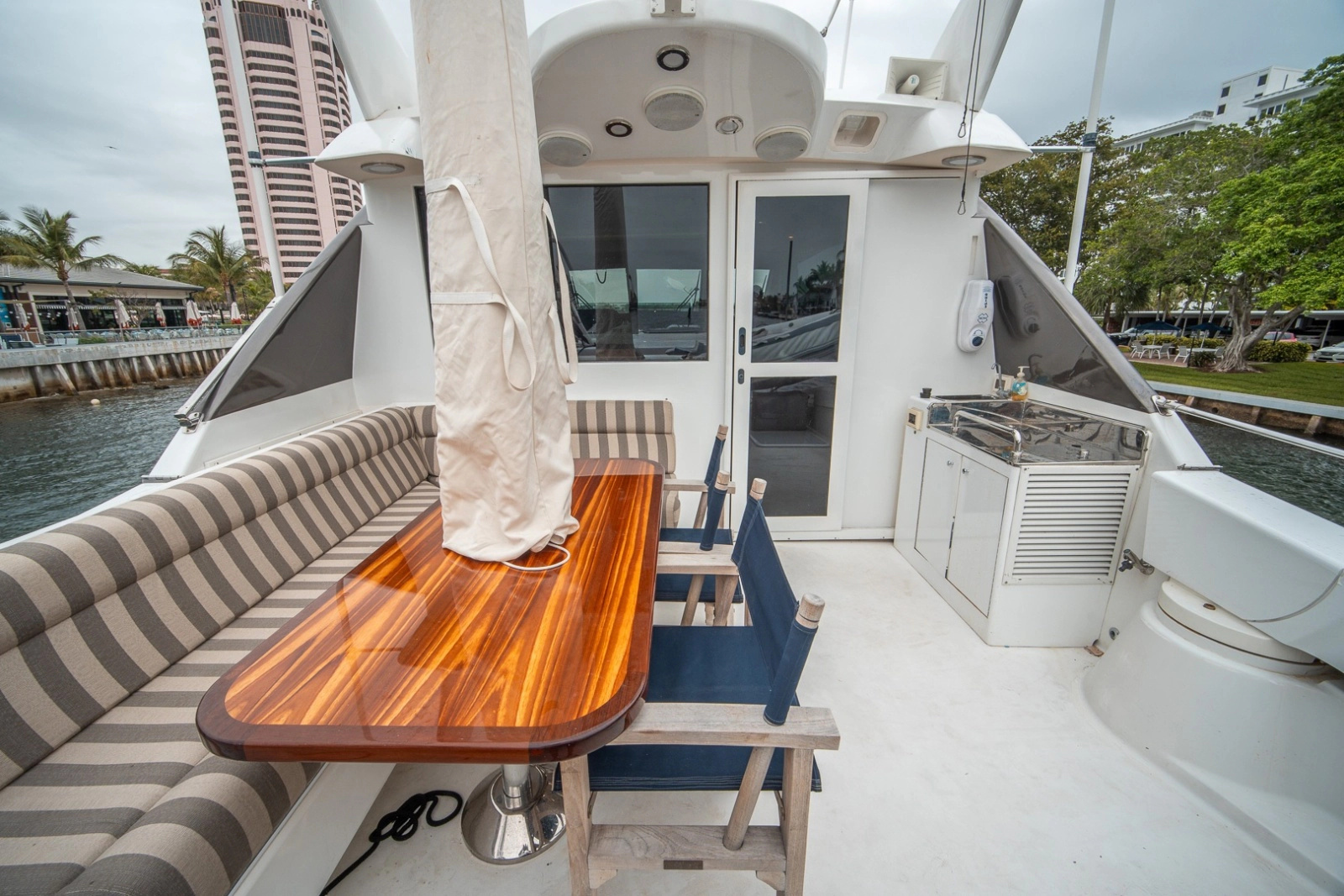 2000 Lazzara Yachts Skylounge