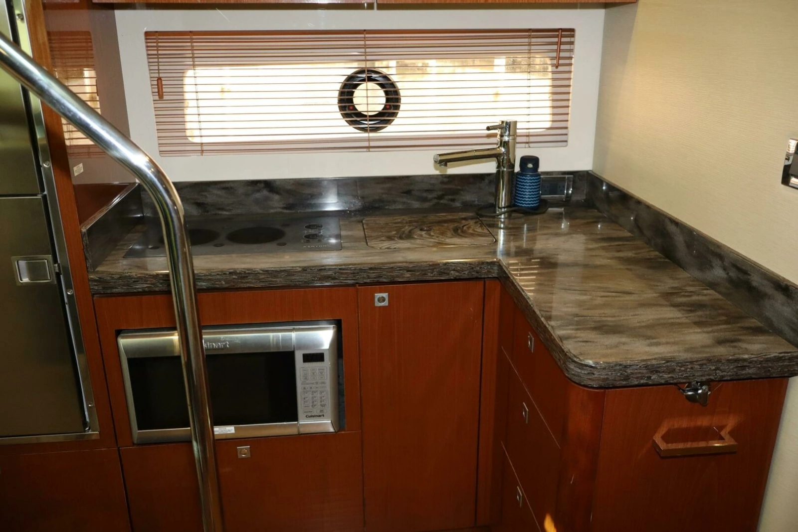 2015 Sea Ray 410 Sundancer photo 15