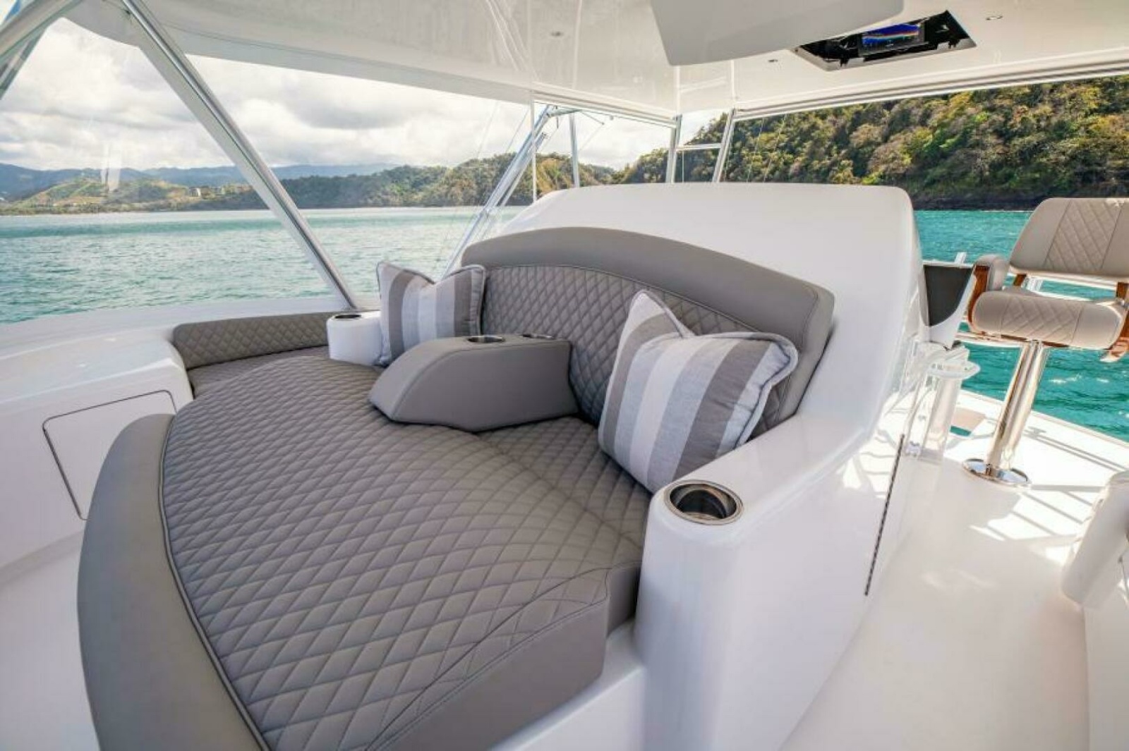 64' 2023 Viking 64 Convertible