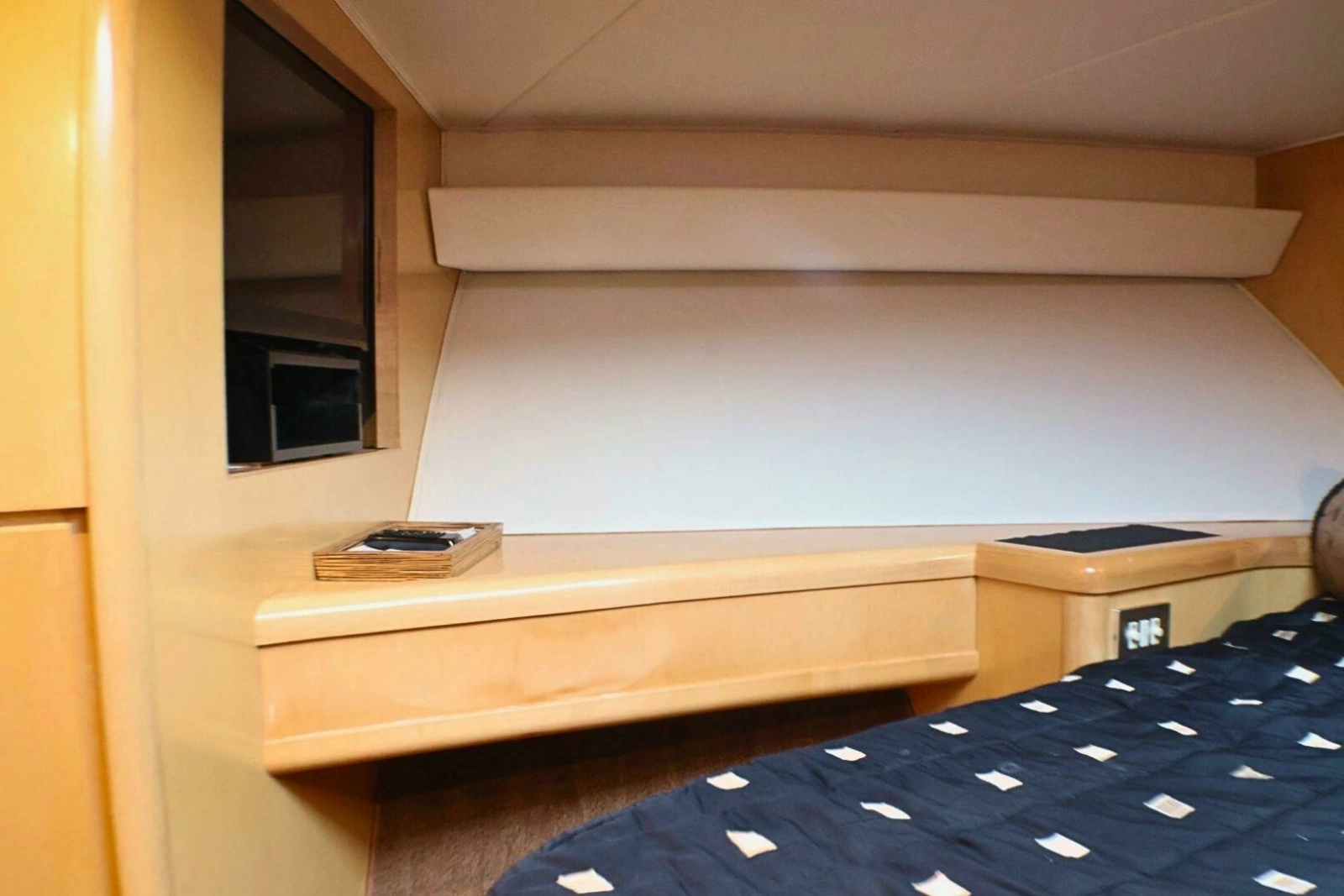 2001 Donzi 73' Sport Fish  VIP Stateroom (2)