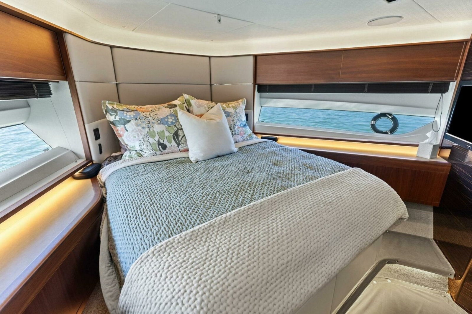 75' 2018 Princess Y75 Motor Yacht