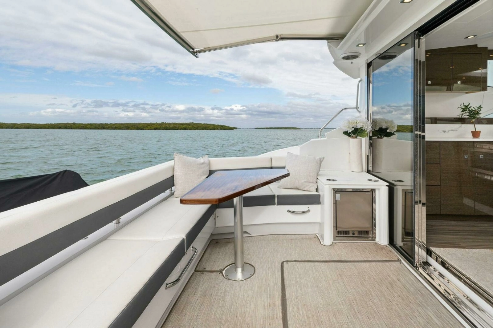 2020 Cruisers Yachts 46 Cantius photo 11