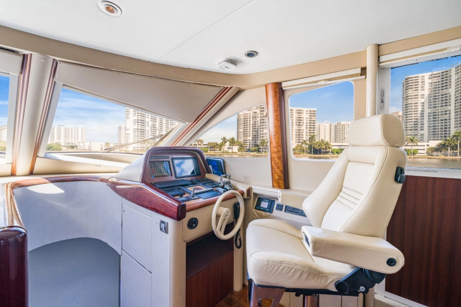 2004 Lazzara Yachts 80 Open Fly