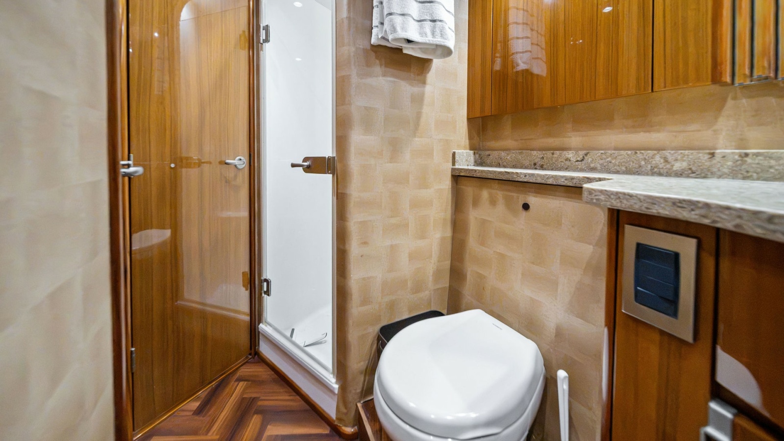 Luxurious Guest Head with Shower