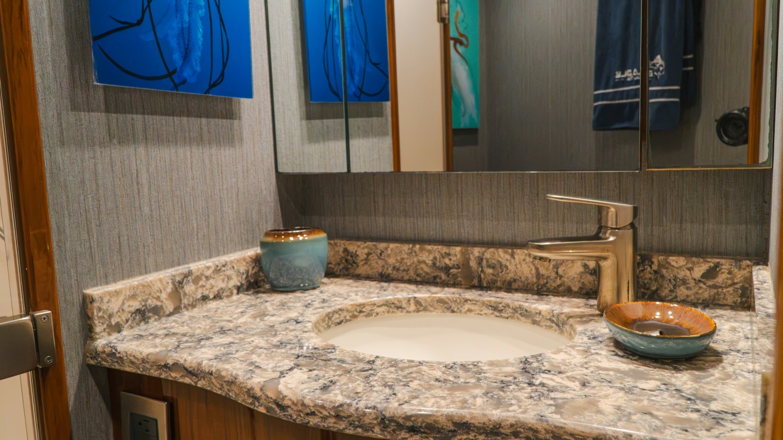 Elegant Vanity in Guest Head