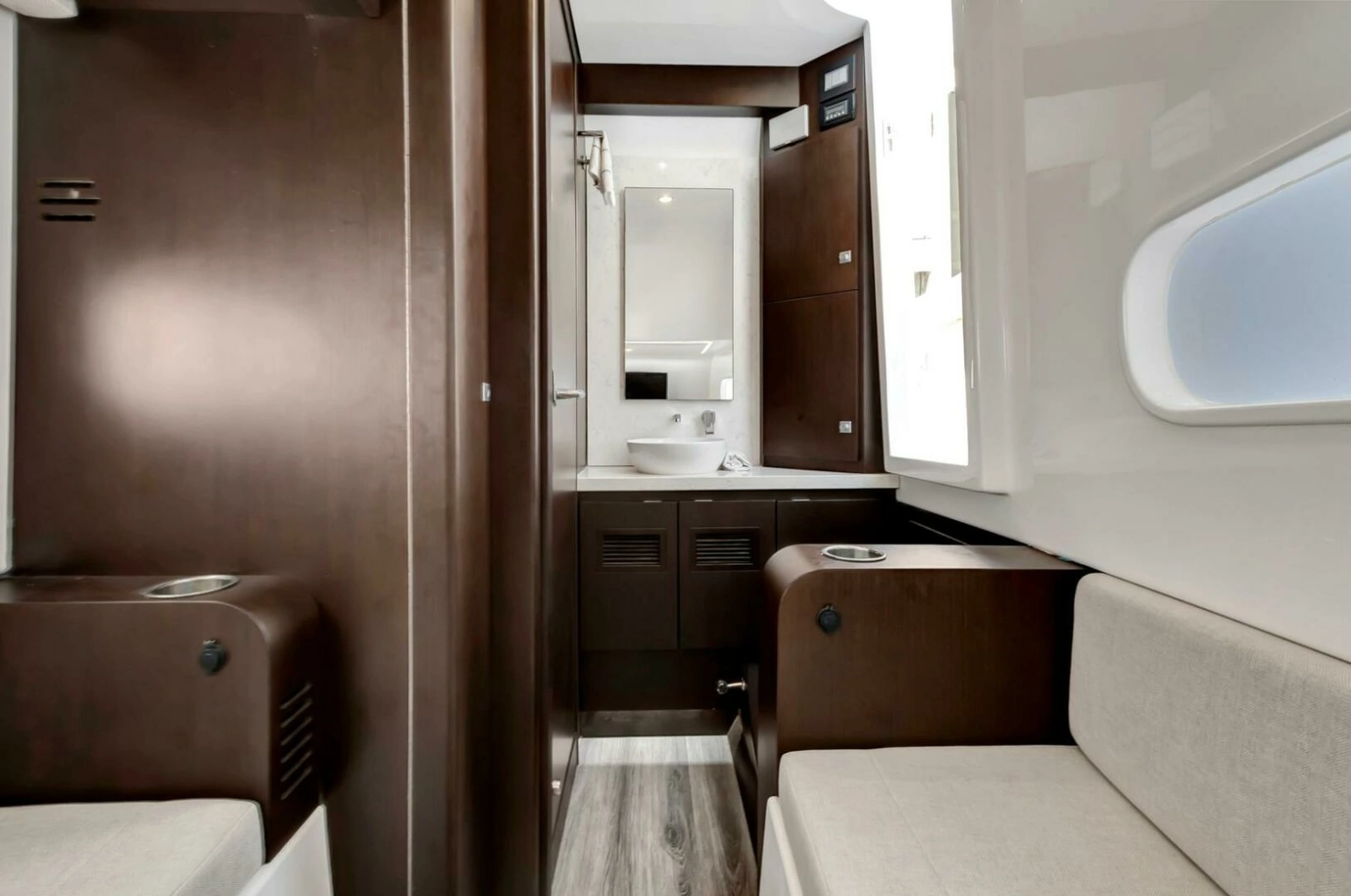 2023 Jupiter 43 Center Console 