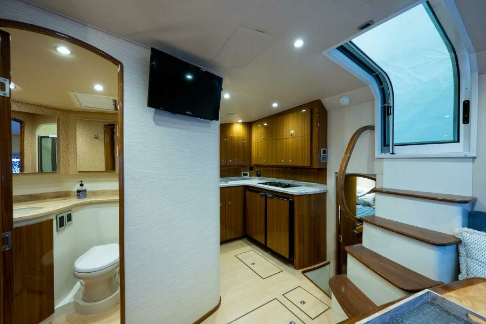 Viking 42 - Drop'Em - Salon