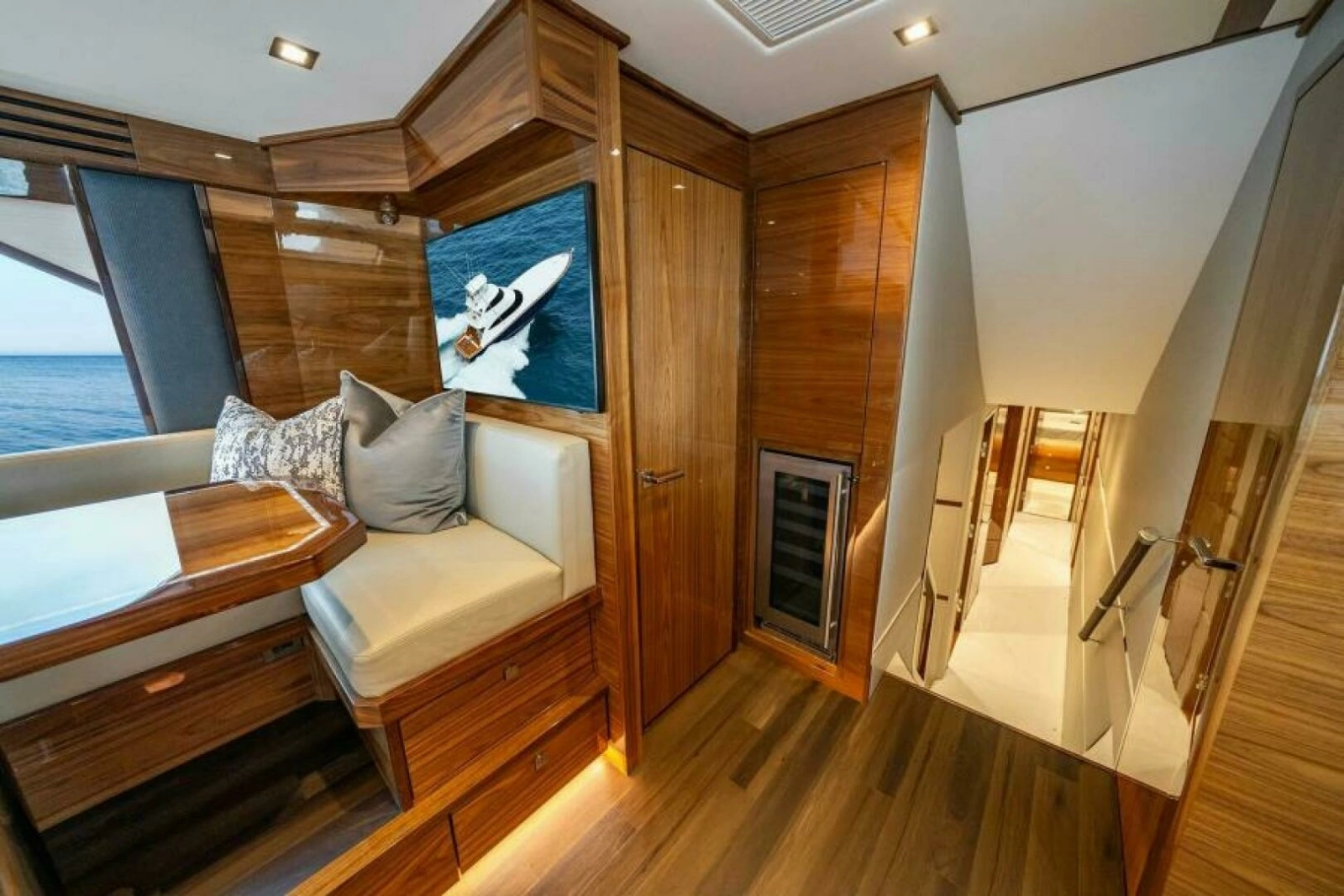 Viking 82 Skybridge - Dinette