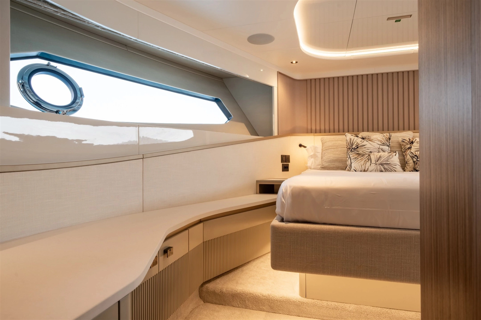 82 OCEAN ENCLOSED 82ft Sunseeker Yacht For Sale