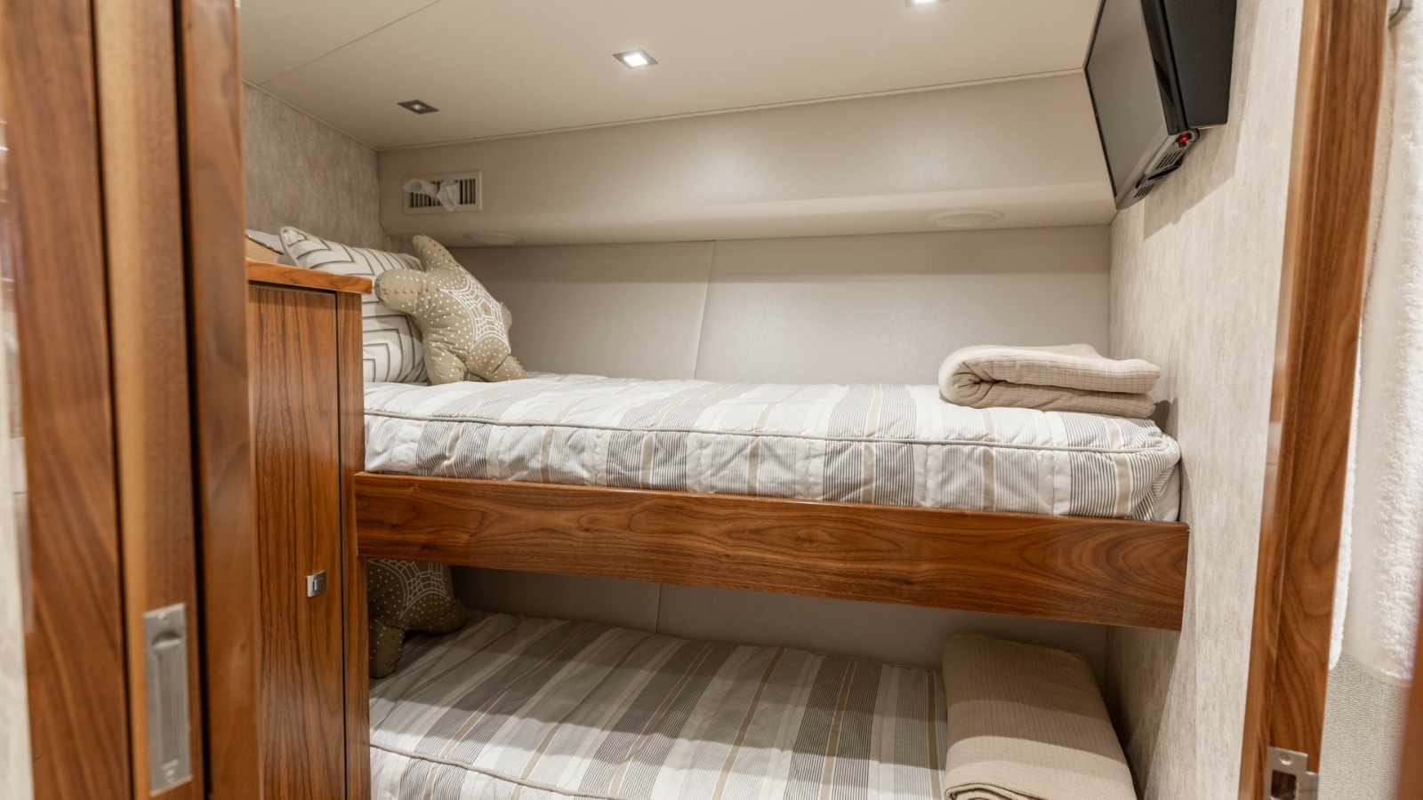 80' 2016 Viking 80 Convertible