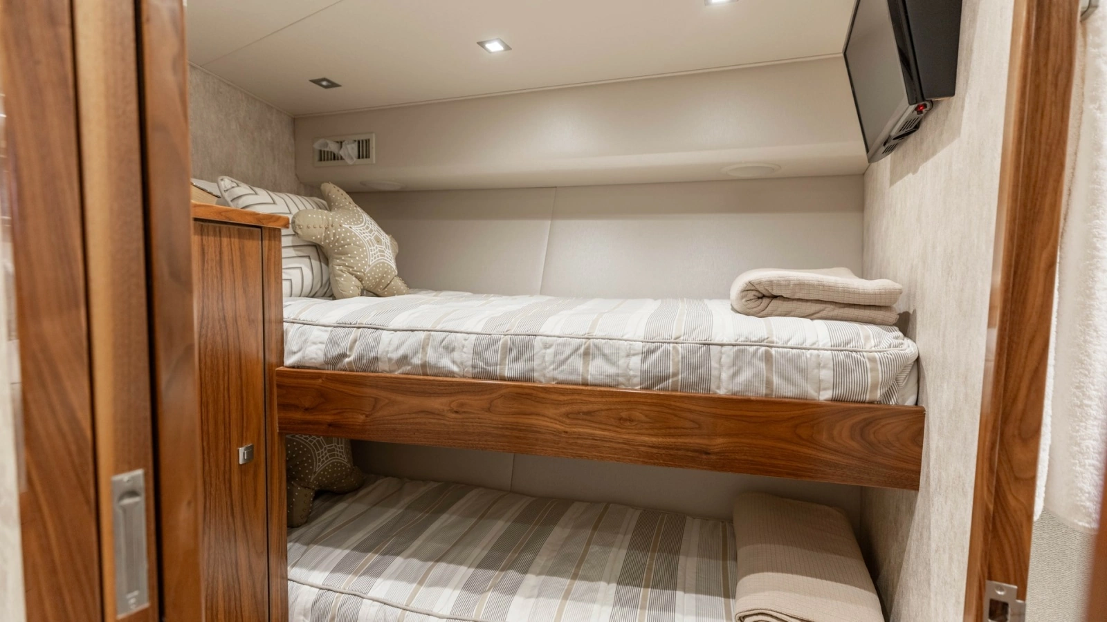 Bunk Cabin with TV