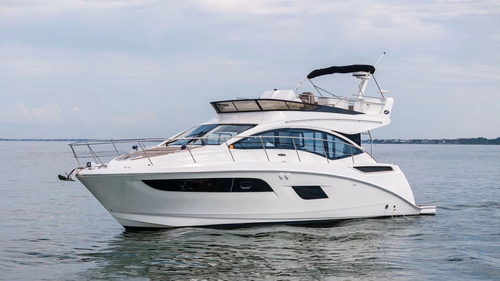 Side Profile of Sea Ray 400 Fly