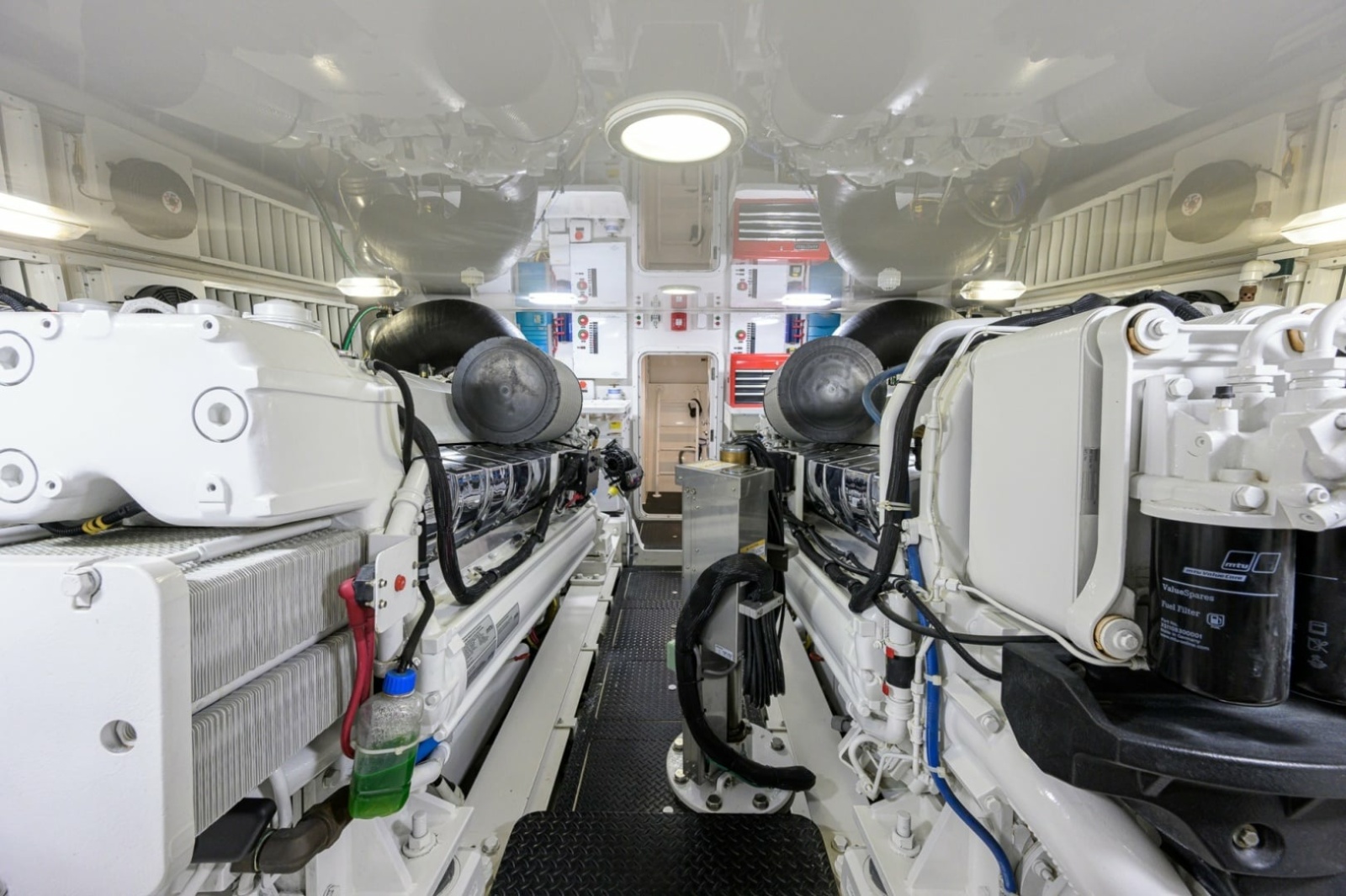 Viking 70 DESPERADO - Engine Room