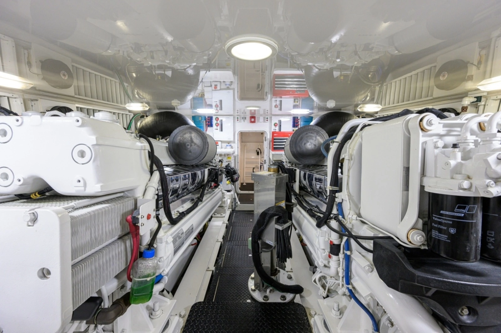 Viking 70 DESPERADO - Engine Room