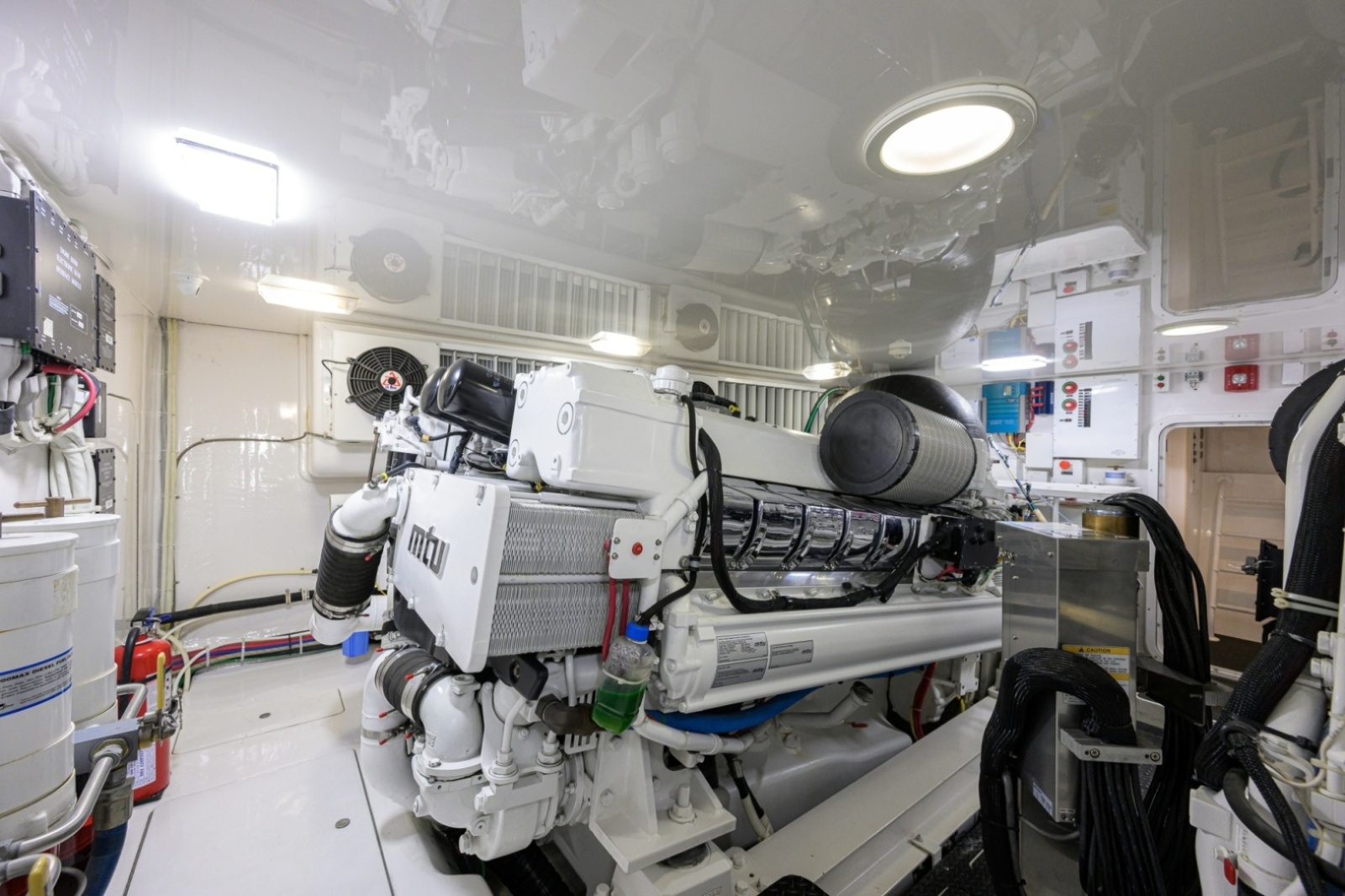 Viking 70 DESPERADO - Engine Room
