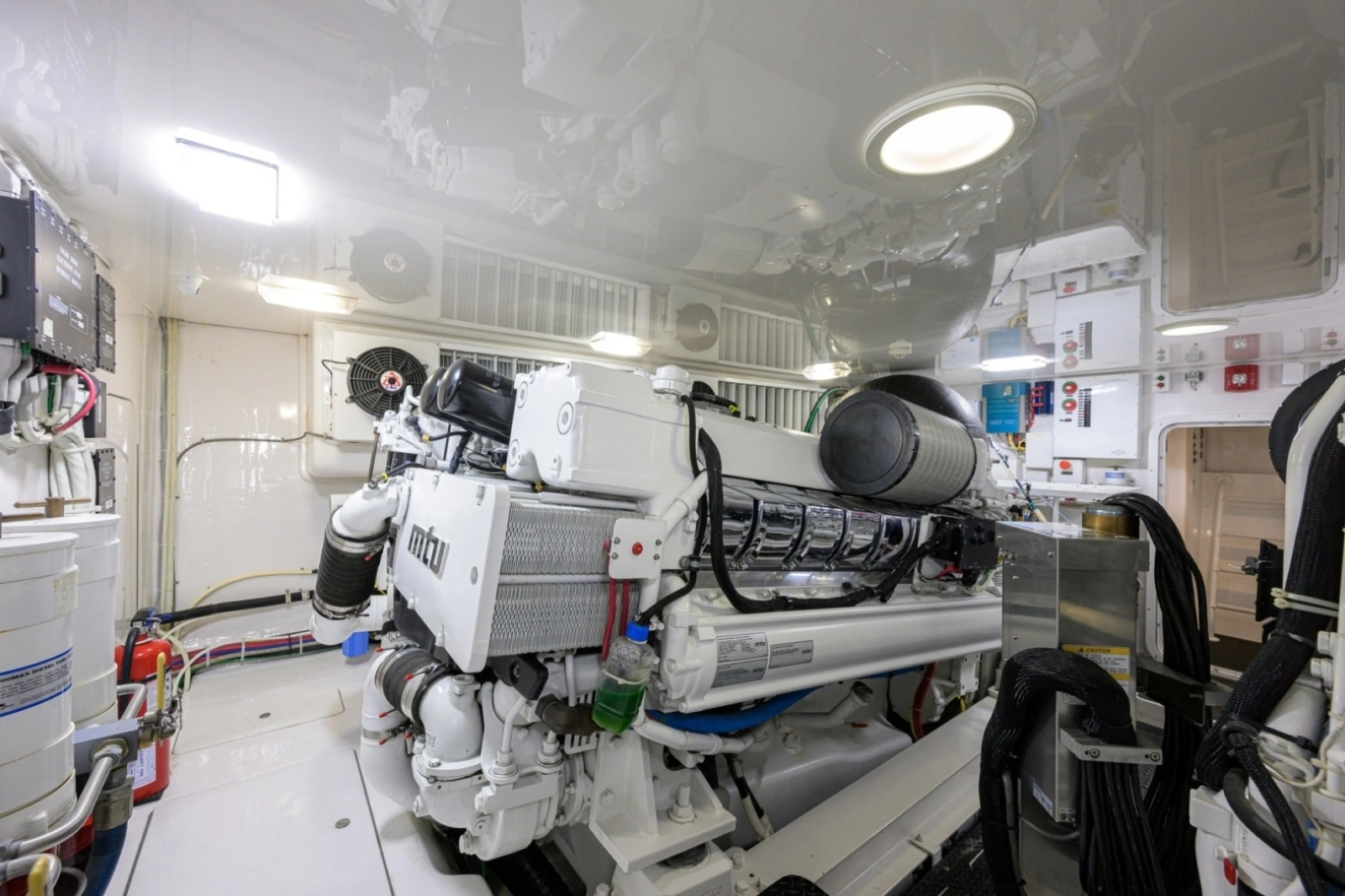 Viking 70 DESPERADO - Engine Room