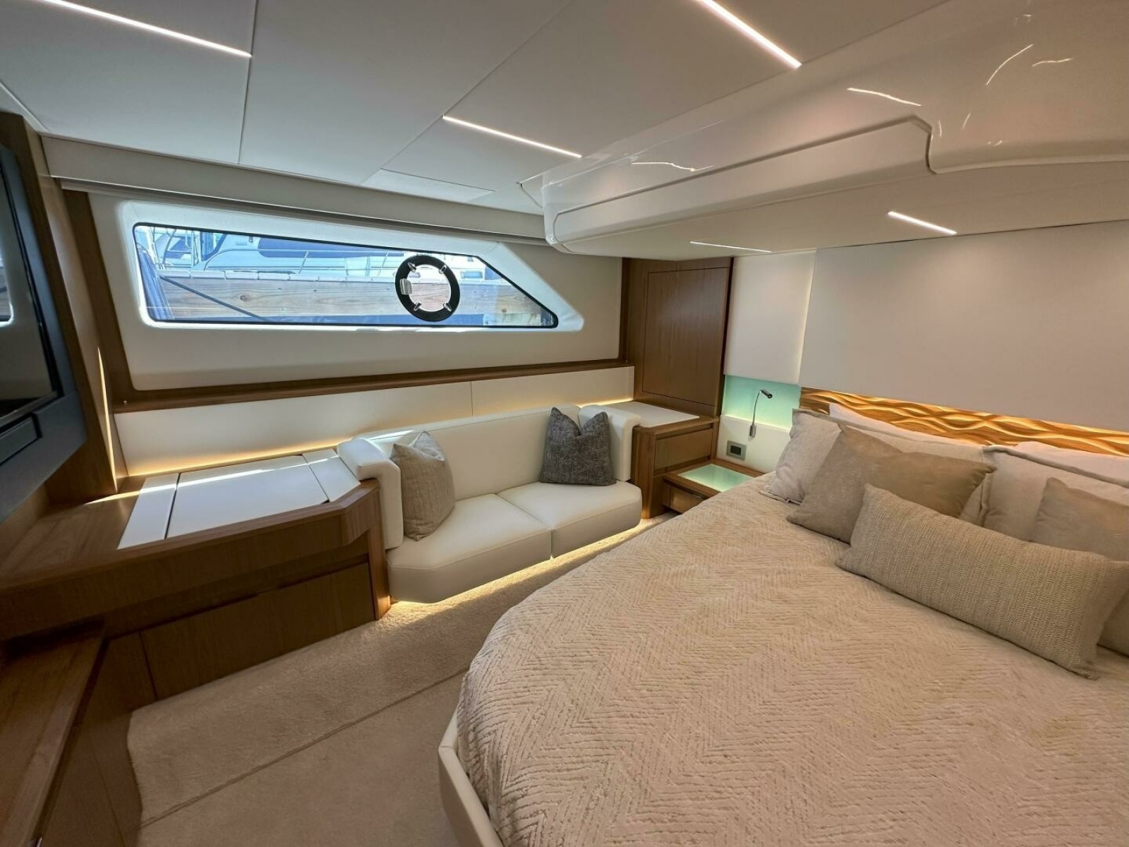 60' 2025 Tiara Yachts EX 60