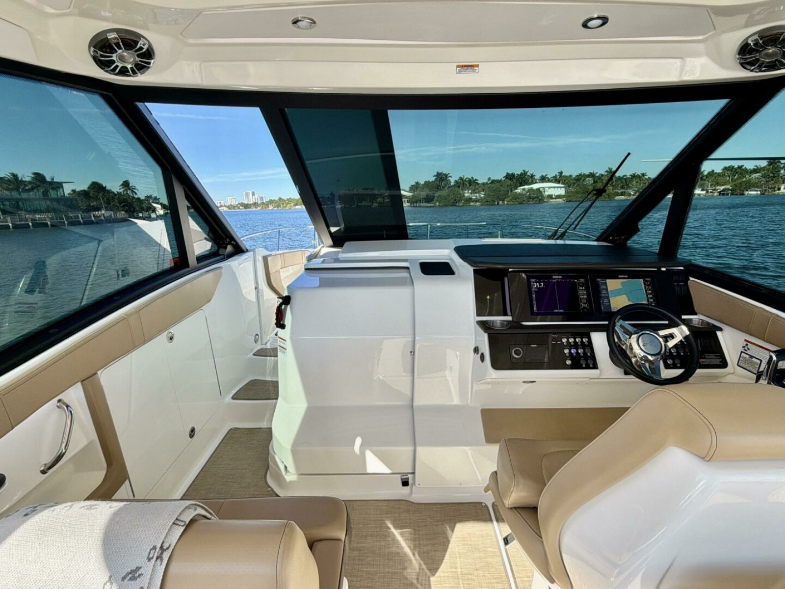 Sea Ray 32 - Helm